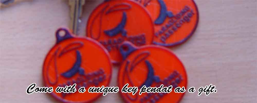 Nas standarni poklon uz tandem let je i privezak za kljuceve